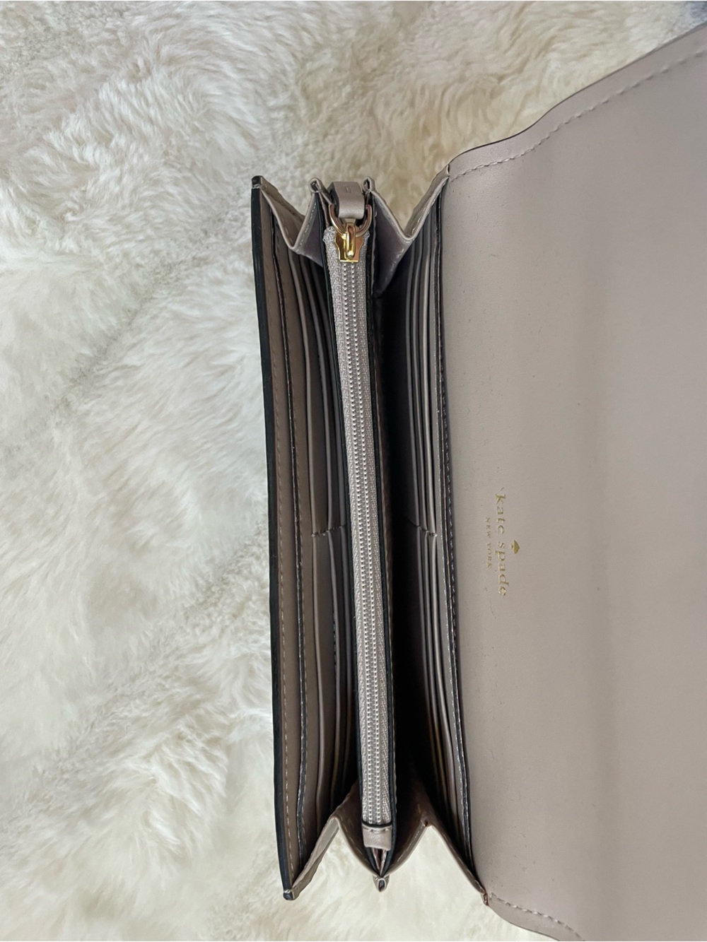 Kate Spade Wallet. - Picture 7 of 10